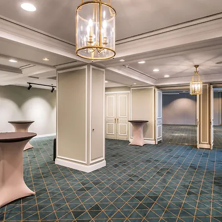 Hilton Grand Place 4*